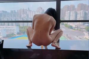 最强调教蜜桃臀大三小母狗 落地窗前全裸后入怼操内射 乳夹虐操粉穴 强制高潮  