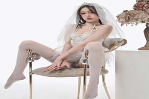 洁白婚纱 好神圣 穿着婚纱迎接第二个男人的抽插 绿帽老公 含住就不叫啦 穿着婚纱做这种事 感觉不一样  
