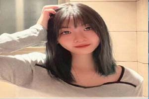 重庆22岁奶茶店上班的00后C杯美女被摄影师忽悠抠逼 强上无套抽插没忍住内射  