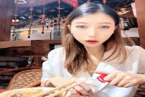 极品尤物网红女神 吃完饭回家收费 车上小露一波 浴室湿身跳蛋塞穴 假屌抽插地上骑坐  