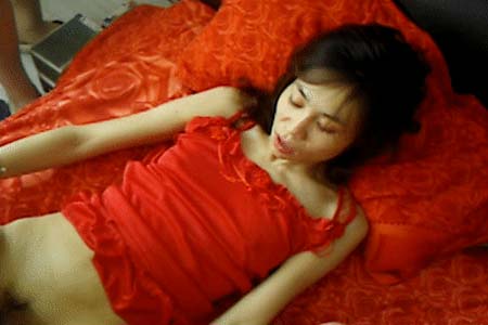 一群炮友在新婚房中淫乱群P 场面十分淫乱 无套艹逼一个个乱流来  