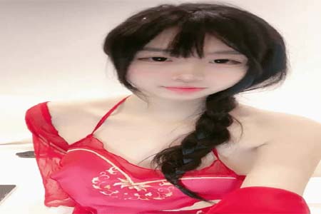 麻花辫极品美少女 情趣红肚兜 白皙皮肤娇滴滴 白嫩美乳揉捏 美臀无毛粉穴 跪在沙发翘起摇摆  