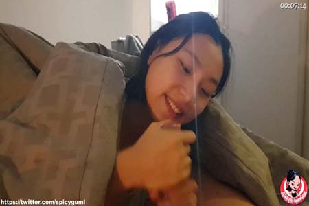 知名华人留学生网黄「Spicy Gum」「刘玥」社交软件约的乖巧亚裔小姑娘 钻进被窝吃大白肉棒吞精  